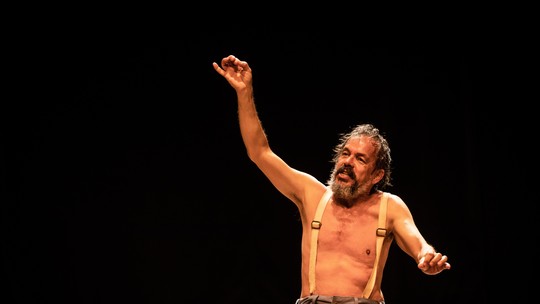 Monólogo 'A descoberta das Américas', com Julio Adrião, completa 18 anos nos teatros