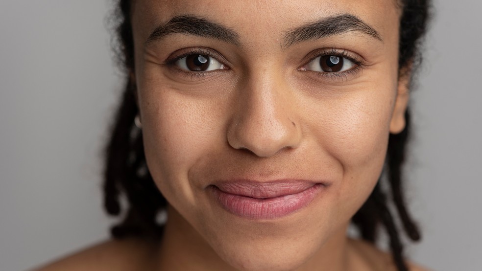 Embora estejam próximas na região dos olhos, olheiras e bolsas não são sinônimos — Foto: Freepik