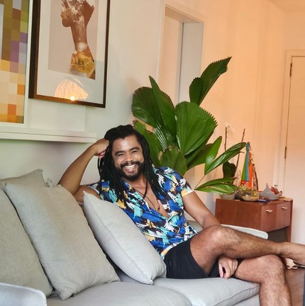 Diogo Almeida em sua sala no seu apartamento no Rio de Janeiro — Foto: Divulgação