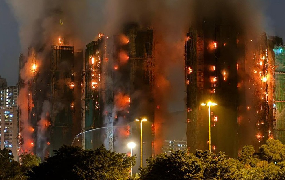Incêndio de grandes proporções atinge conjunto residencial em Hong Kong — Foto: AFP