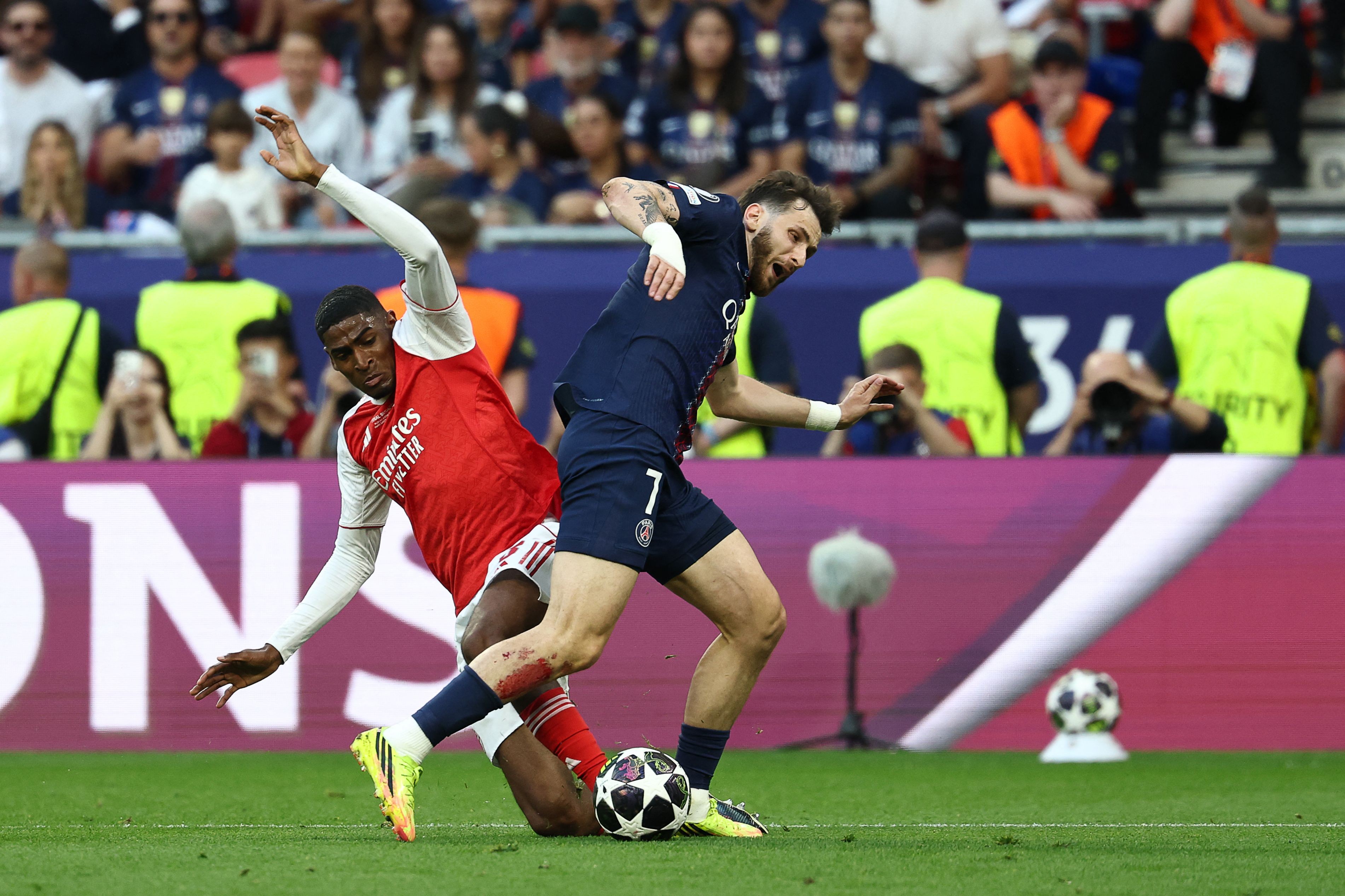 Kvaratskhelia sofre pênalti, Dembélé cobra e empata duelo ente Arsenal e PSG: acompanhe ao vivo final da Champions League