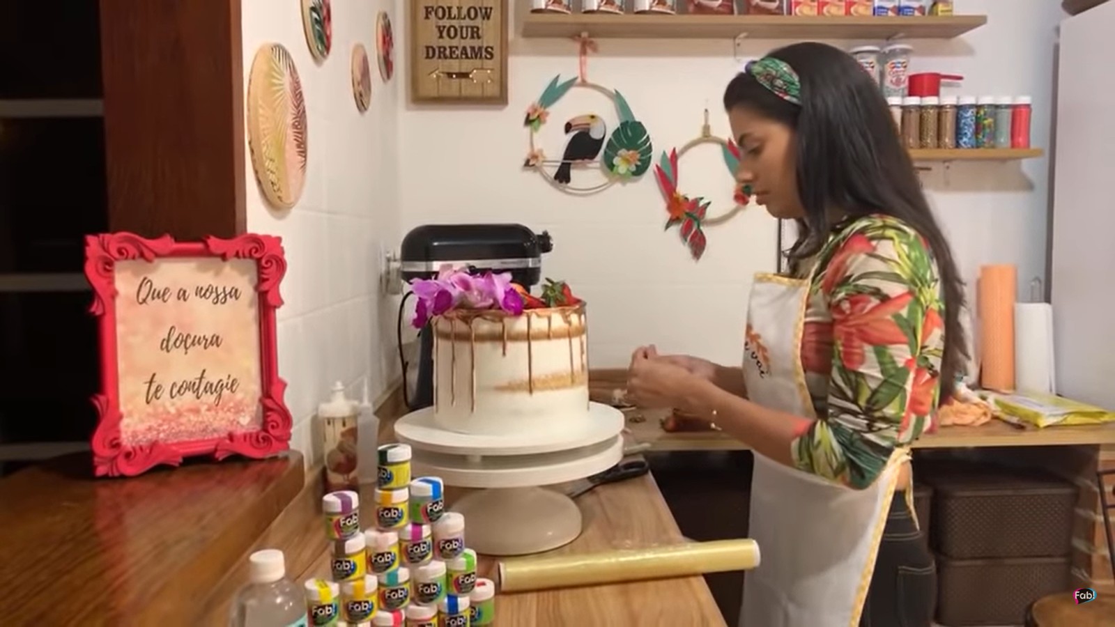 Cozinha da casa de Fernanda, do 'BBB' 24, em Niterói. A sister é confeiteira e dá aulas presenciais e nas redes ensinando a preparar bolos e doces
