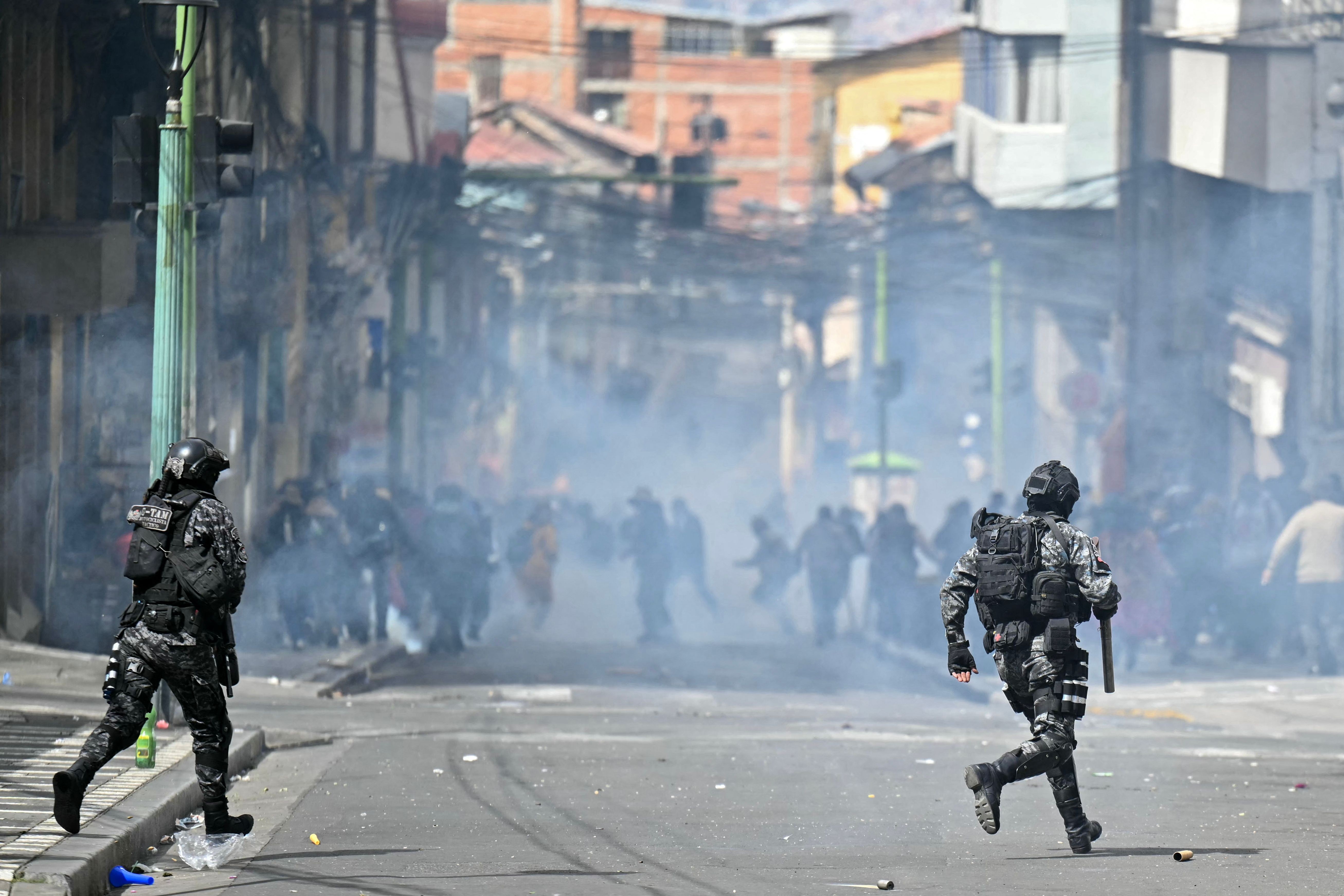 Manifestantes e polícia entram em confronto durante marcha contra o governo da Bolívia em La Paz