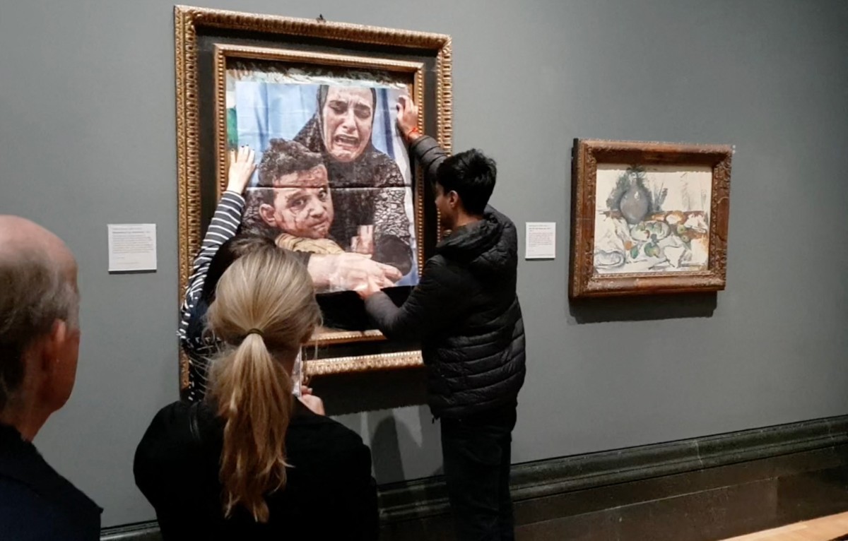 Ativistas pró-Palestina cobrem obra de Picasso com foto de Gaza na National Gallery, em Londres; vídeo