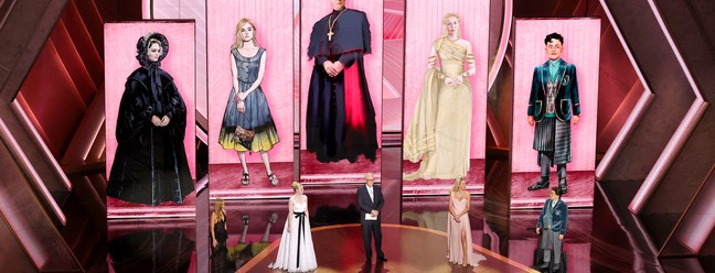 Lily-Rose Depp, Elle Fanning, John Lithgow, Connie Nielsen e Bowen Yang apresentam o prêmio de melhor figurino no Oscar — Foto: Patrick T. Fallon/AFP