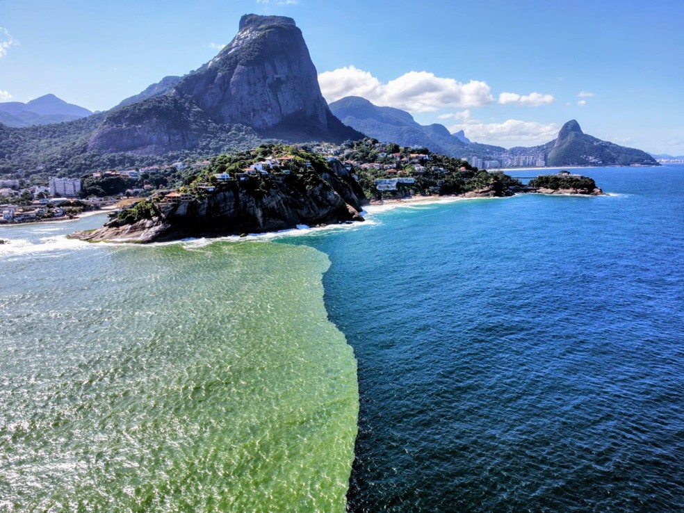 Mancha de esgoto vindo da Lagoa da Tijuca para o mar, na altura do Quebra-mar da Praia da Barra: problema recorrente — Foto: Custodio Coimbra/15-05-2025