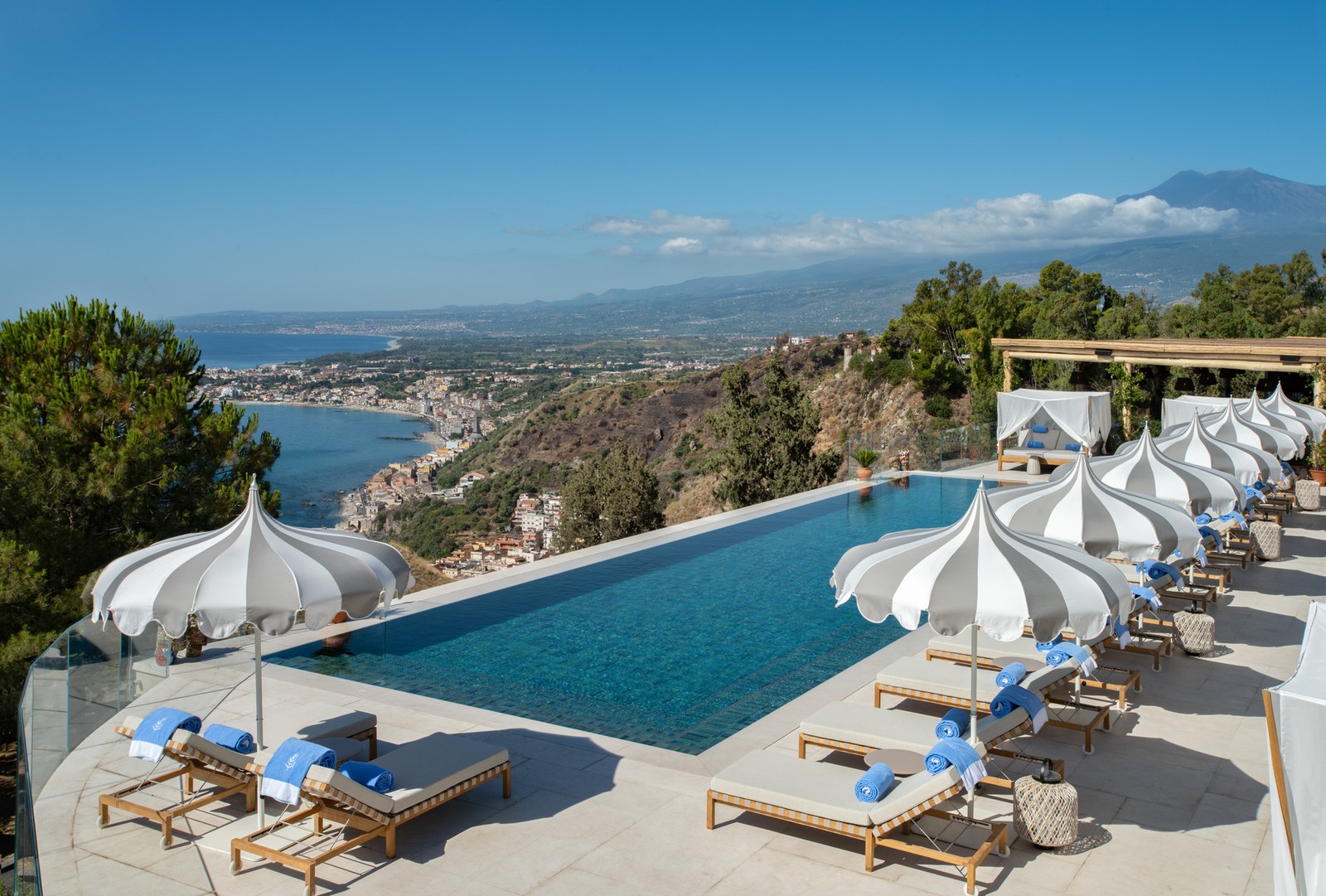 A piscina de borda infinita do San Domenico Palace, hotel em Taormina, na Sicília, onde foi gravada a segunda temporada da série 'The White Lotus' — Foto: Divulgação / Four Seasons