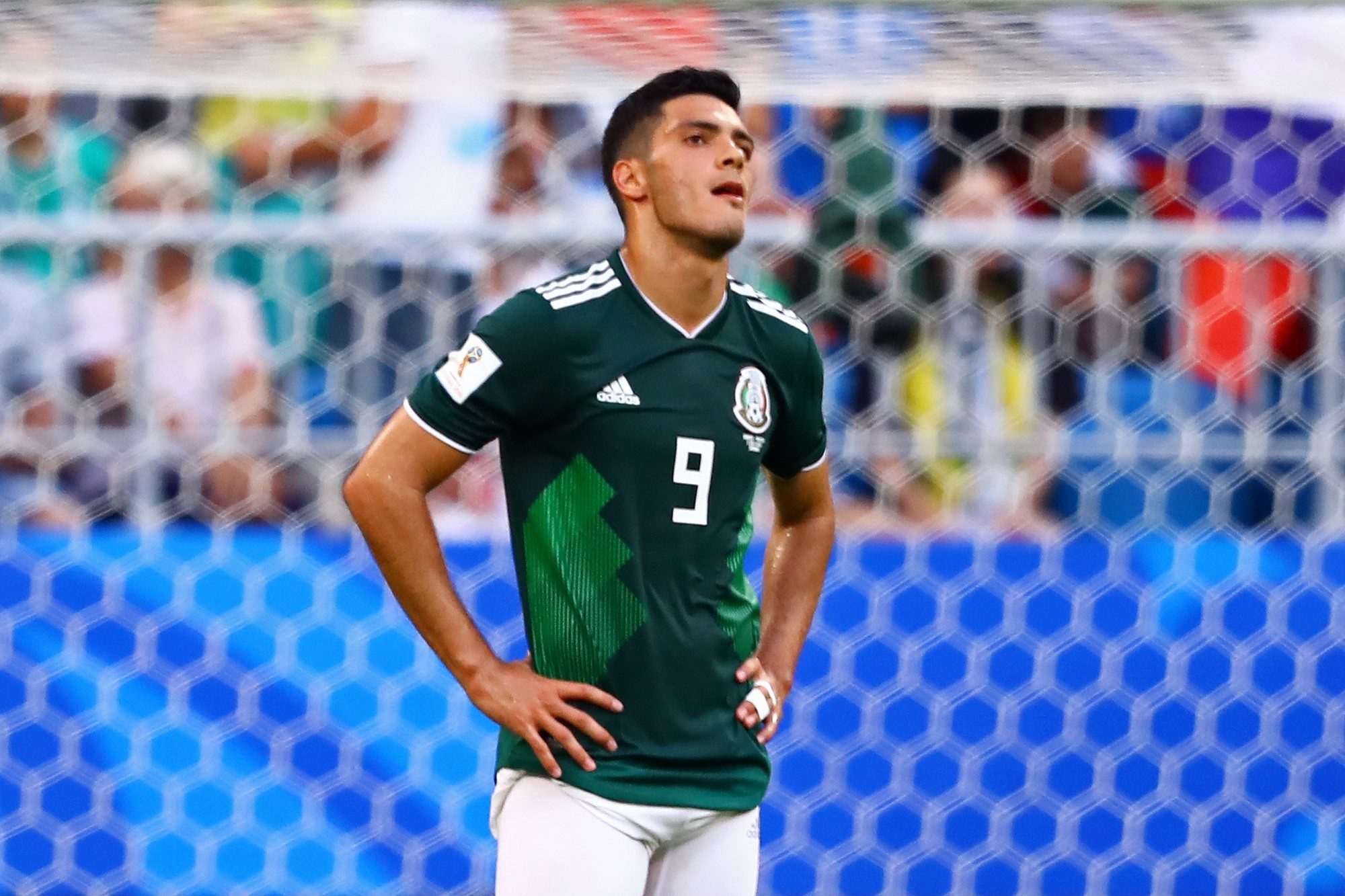 Fulham dispensa atacante do México na Copa e outro