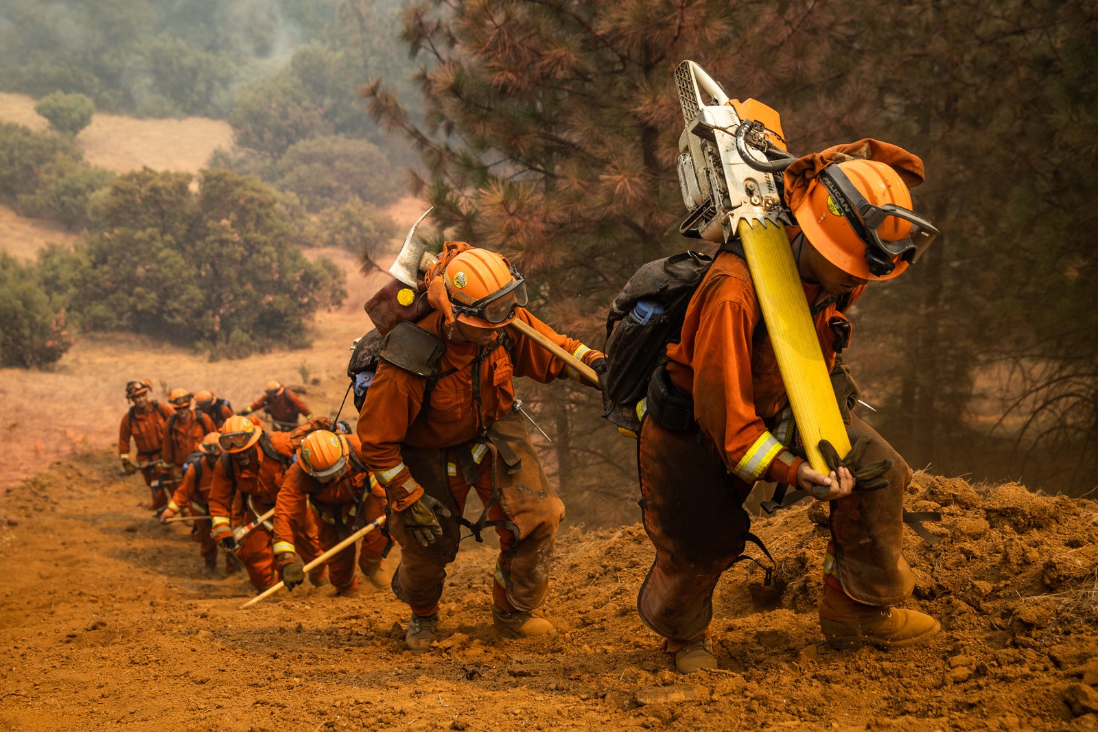 Bombeiros presos limpando uma linha de fogo no incêndio de Walbridge, perto de Healdsburg, Califórnia, durante o incêndio do Complexo LNU, em 23 de agosto de 2020 — Foto: Max Whittaker/The New York Times