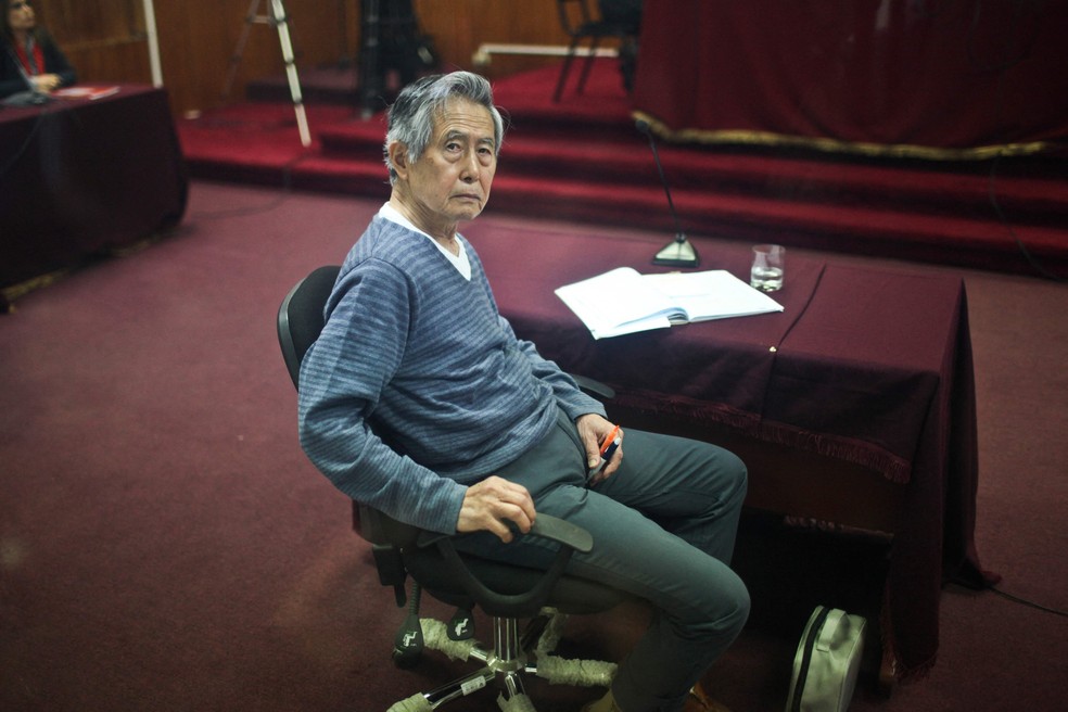 Alberto Fujimori, ex-ditador do Peru, durante uma sessão de julgamento em Lima — Foto: Ernesto BENAVIDES / AFP
