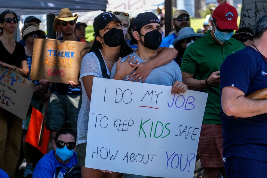 Manifestantes durante protesto em defesa de leis mais duras para a venda de armas de fogo, em Los Angeles