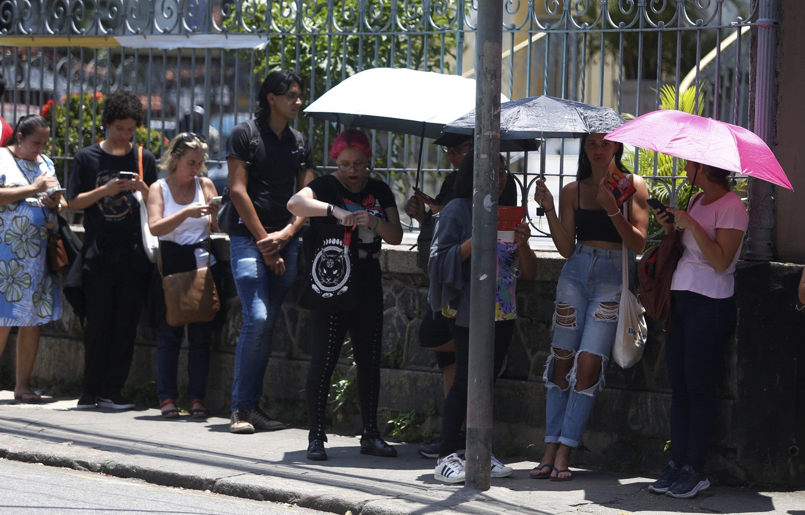 Candidatos do ENEM esperando no Sol a abertura dos portões — Foto: Fabiano Rocha/Agência O Globo