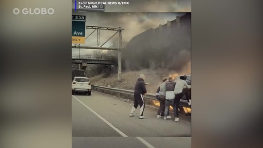 Vídeo: Grupo de pessoas resgata homem de carro em chamas, nos EUA