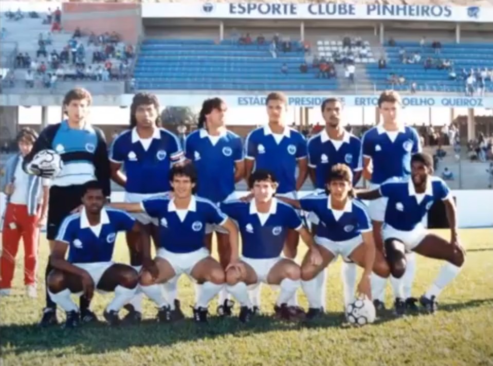 7th) Marquinhos (third top from left to right): 16 years, 9 months and 14 days: for Pinheiros-PR, in a 1-1 draw with Vila Nova, 1985 — Photo: Reproduction