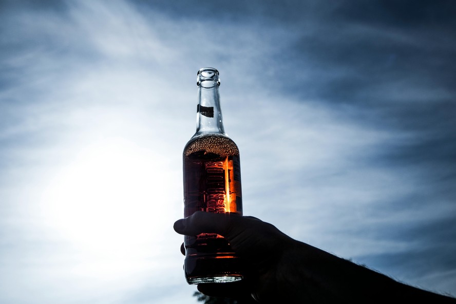Beber álcool pode prejudicar o fígado de forma reversível caso o dano seja detectado logo