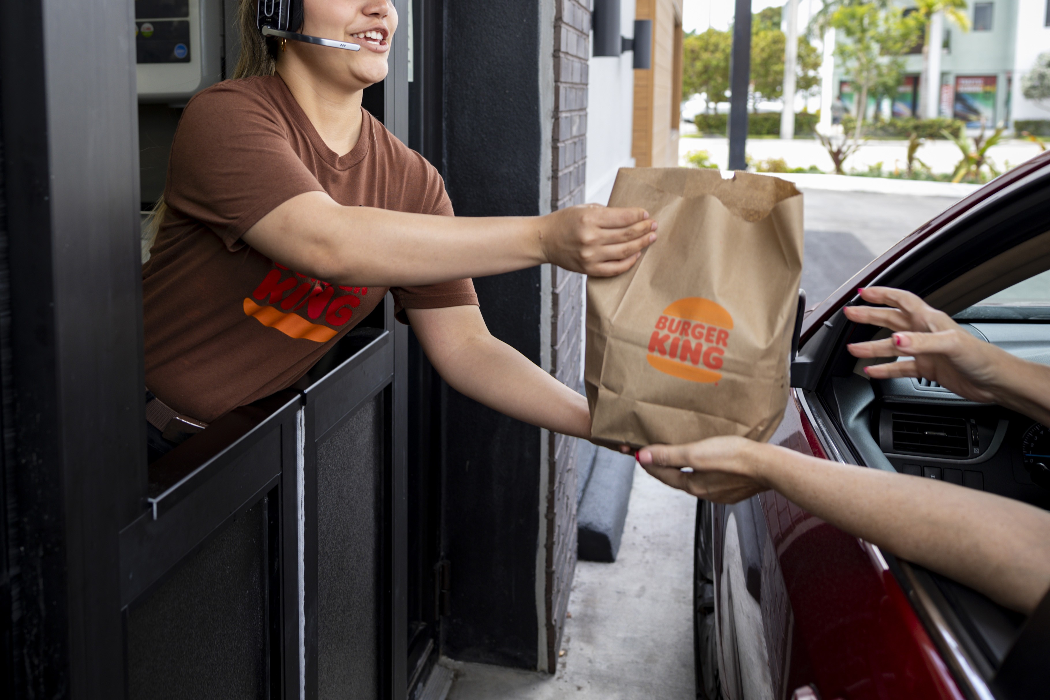 Burger King inova na Black Friday e faz Pix de um centavo para clientes com  promoção