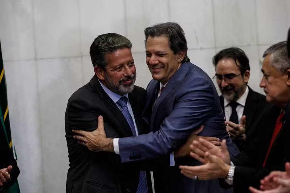 Haddad explicou as medidas para Arthur Lira e este afirmou que 'fará todo o esforço necessário' — Foto: Brenno Carvalho/Agência O Globo
