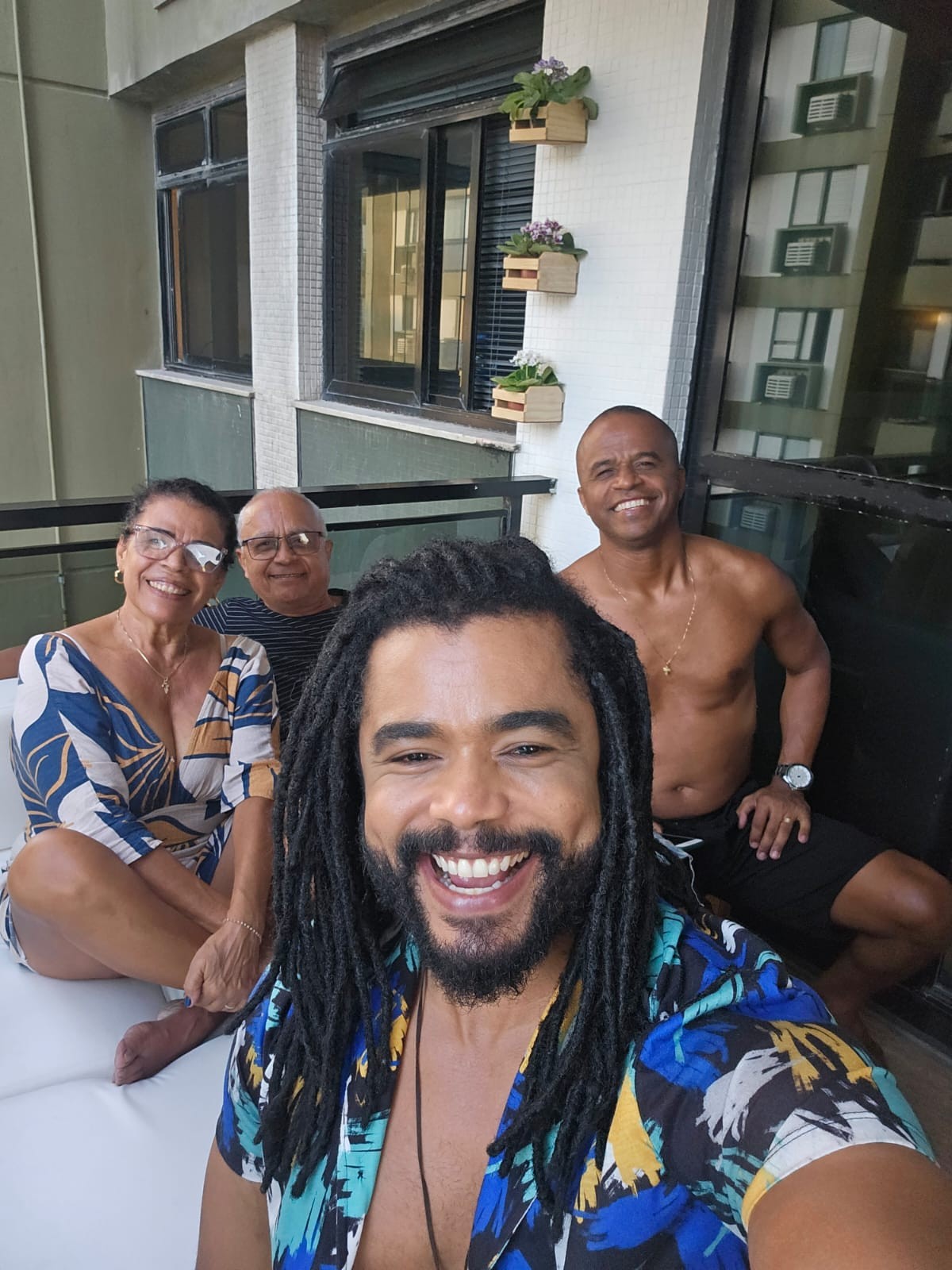 Diogo Almeida gosta de se reunir com os pais, entre eles Vilma, sua dupla no reality show, na varanda do seu apartamento. Ele decora com plantas — Foto: Divulgação
