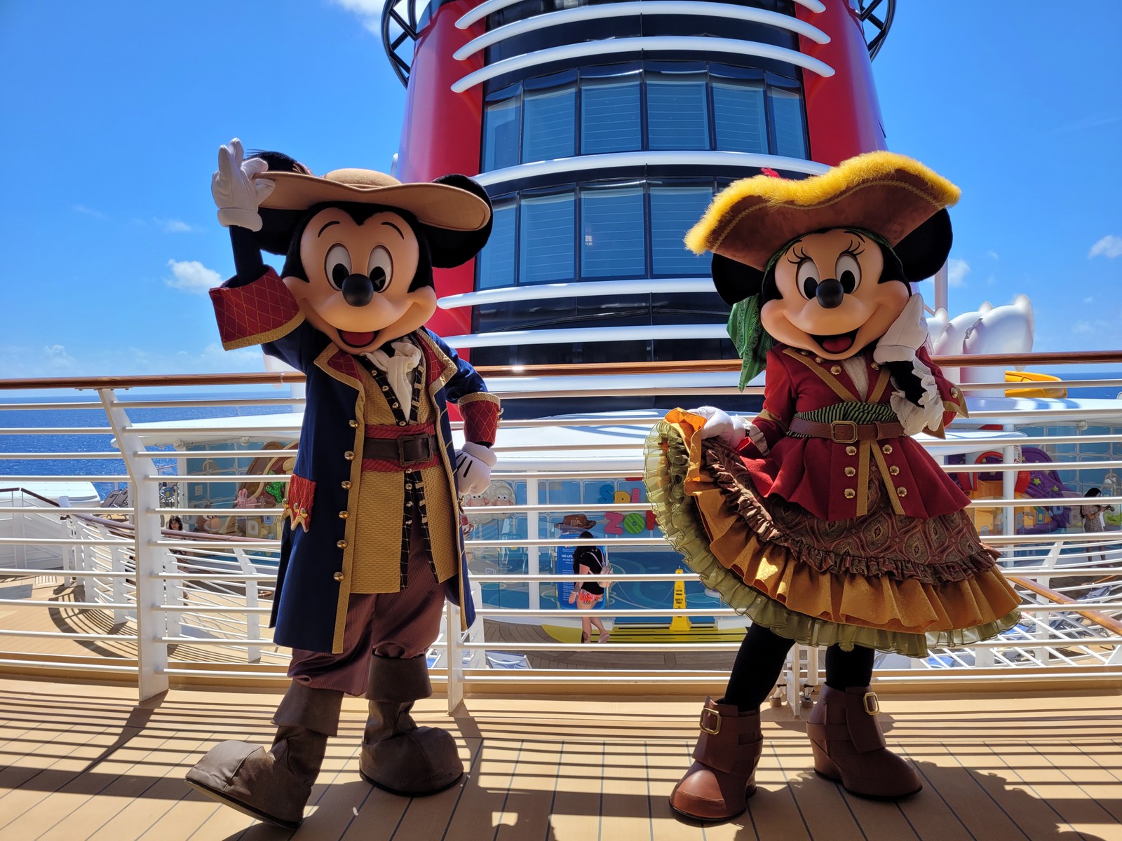 Mickey e Minnie vestidos de pirata saúdam os passageiros do Disney Wish, o mais novo navio de cruzeiros da Disney Cruise