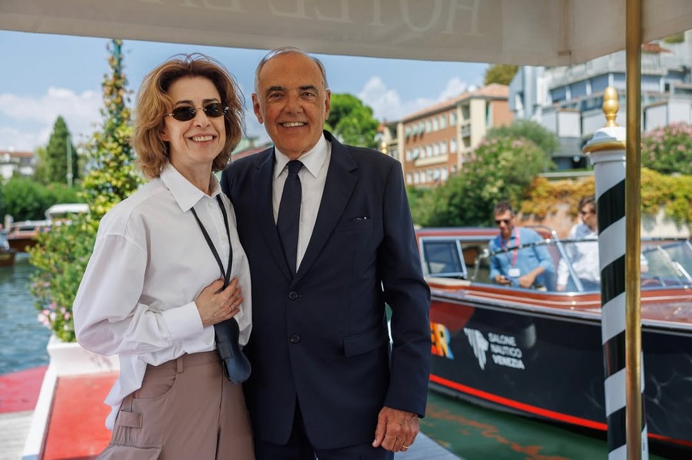 Fernanda Torres com Alberto Barbera, diretor do Festival de Veneza — Foto: Reprodução/Festival de Veneza/Jacopo Salvi