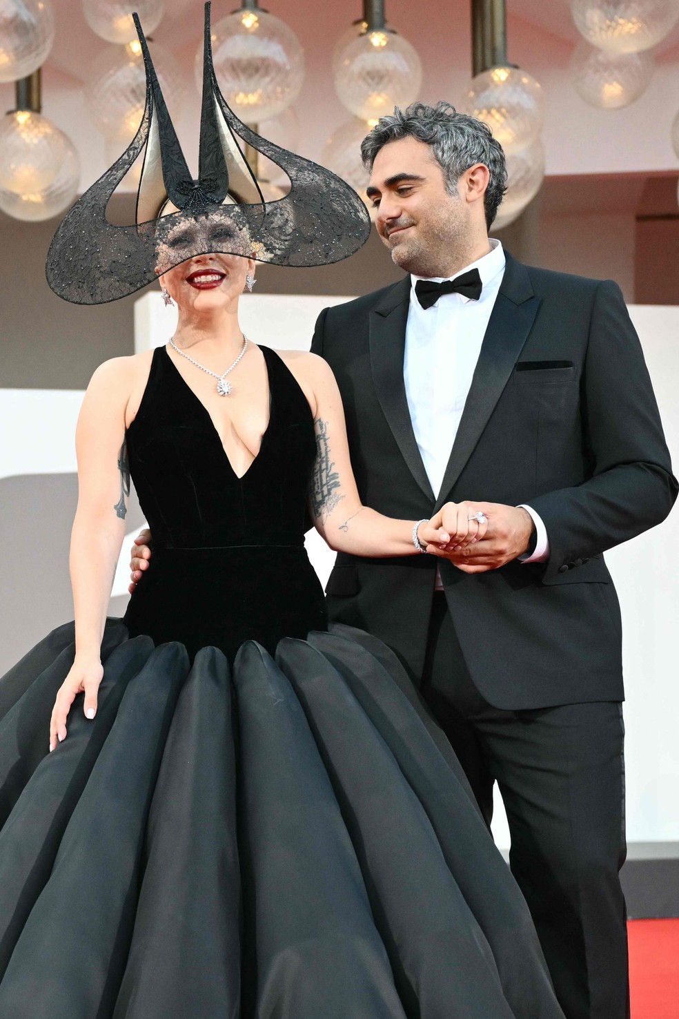 Lady Gaga e o namorado Michael Polansky no Festival de Veneza &mdash; Foto: Alberto Pizzoli/AFP