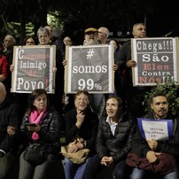 Manifestantes também levaram cartazes com críticas ao Congresso — Foto: Edilson Dantas / O Globo