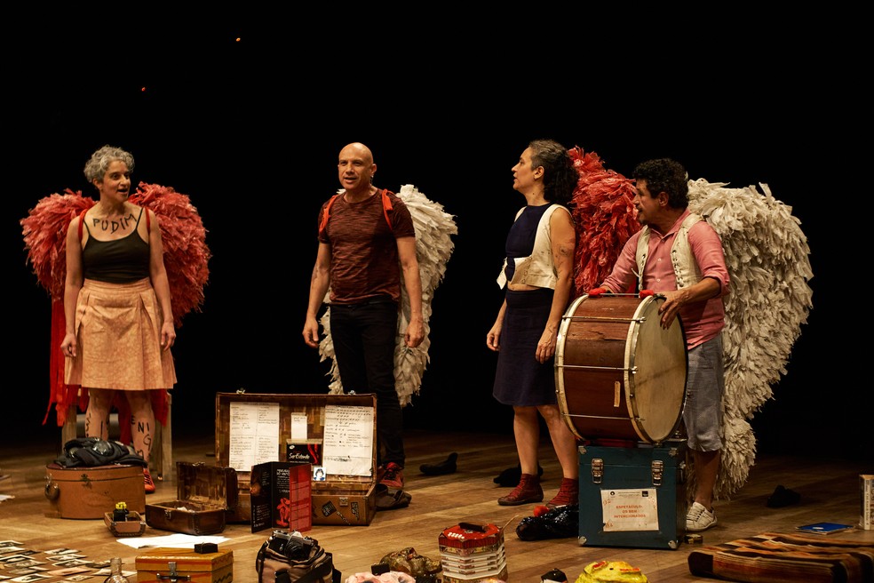 Cena de "Kintsugi, 100 memórias", montagem do grupo Lume — Foto: Divulgação/Leonnon Cezar