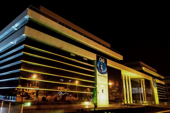 Conselhos recriam penduricalhos e reacendem debate sobre gastos no Judiciário