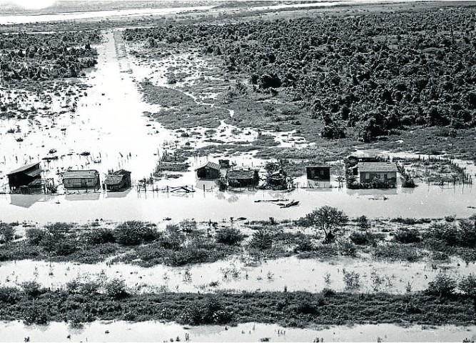 Grandes áreas de Jacarepaguá transformaram-se em verdadeiro pantanal, destruindo casas e plantações — Foto: Arquivo / Agência O Globo