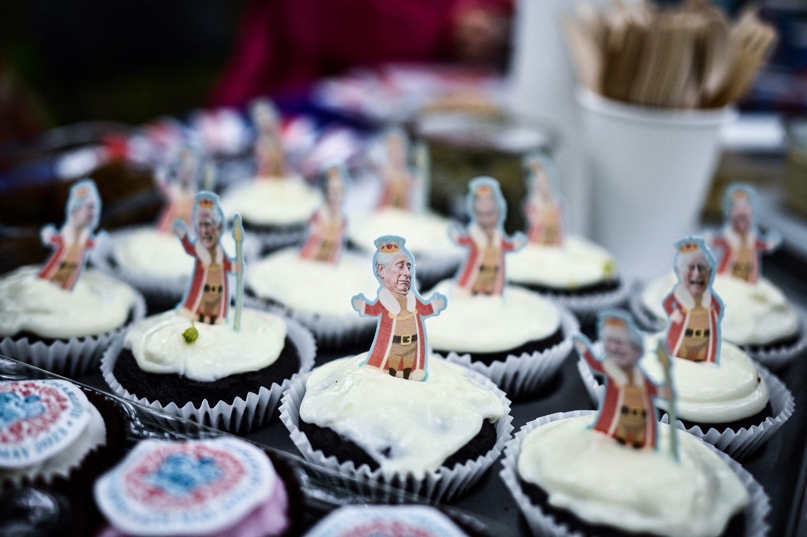 Cupcakes com uma estatueta do rei Charles III em almoço de coroação no Regent's Park — Foto: Marco BERTORELLO / AFP