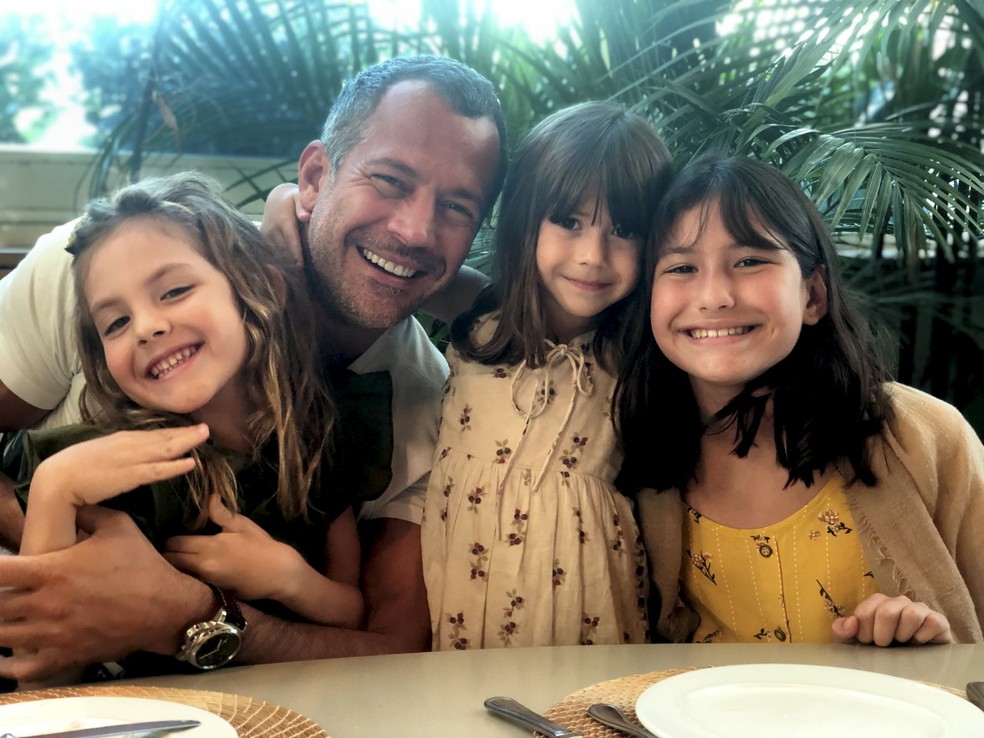 Malvino Salvador com as filhas Ayra, Kyara e Sofia, a mais velha — Foto: Reprodução/Instagram