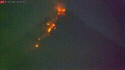 Meteoro ilumina céu ao lado de vulcão em atividade nas Filipinas; vídeo