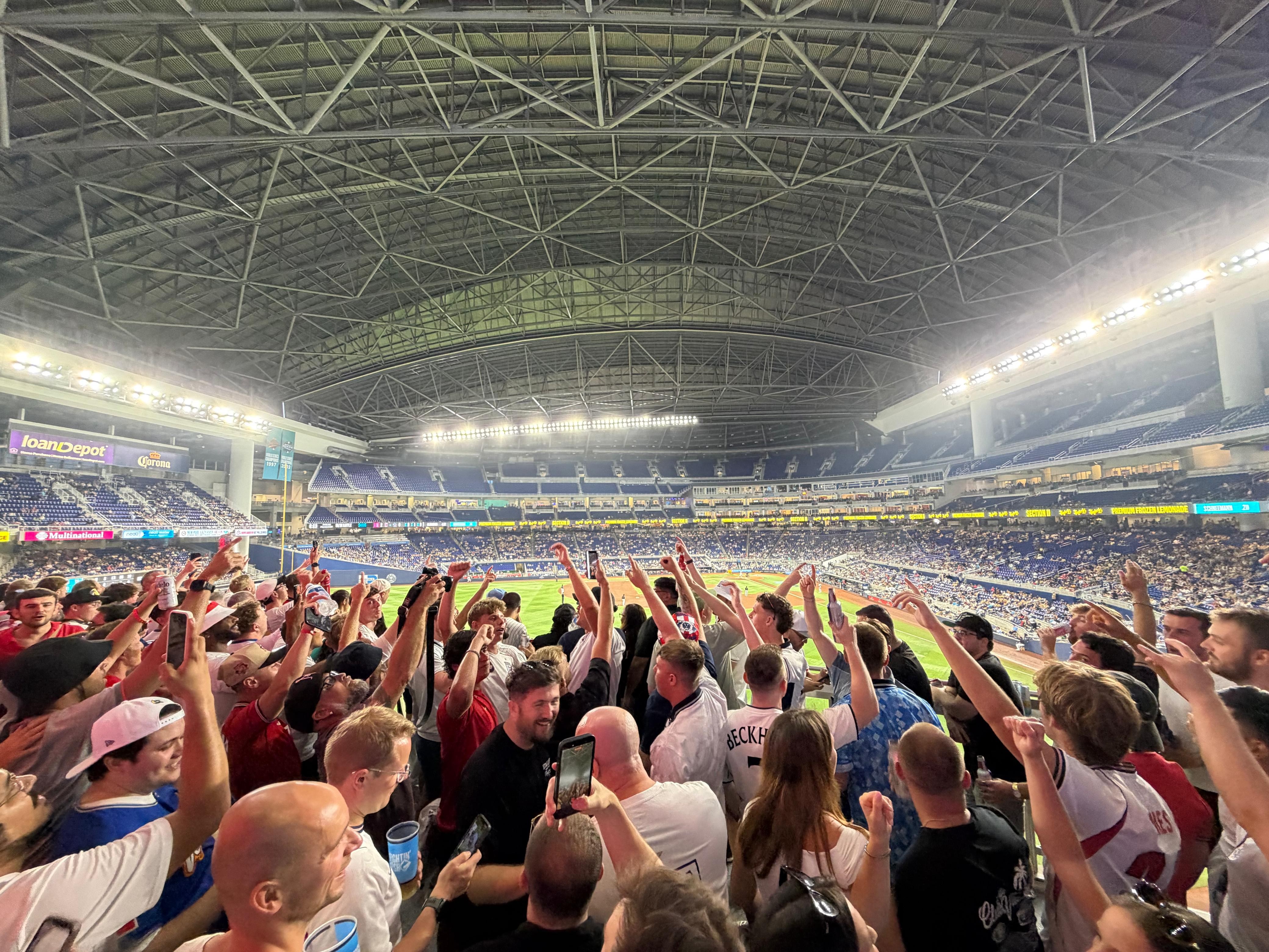 mesmo sem entender, torcida da Inglaterra vai a jogo de beisebol em Miami e faz festa pré-quartas de final da Copa