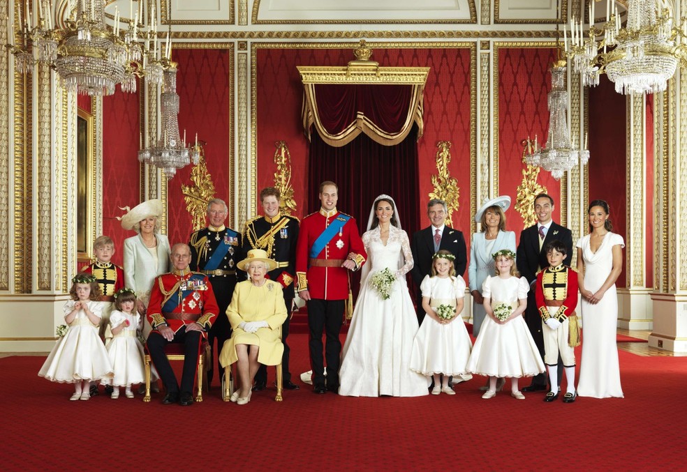 Família real britânica posa no casamento do príncipe William com Kate Middleton em 2011 — Foto: Hugo Burnand