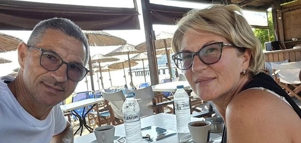 Svetlana Grkovic agarrou-se às pernas do marido, Ljubisa Karovic, enquanto ele era sugado para fora da janela de um avião da Ryanair — Foto: Redes Sociais