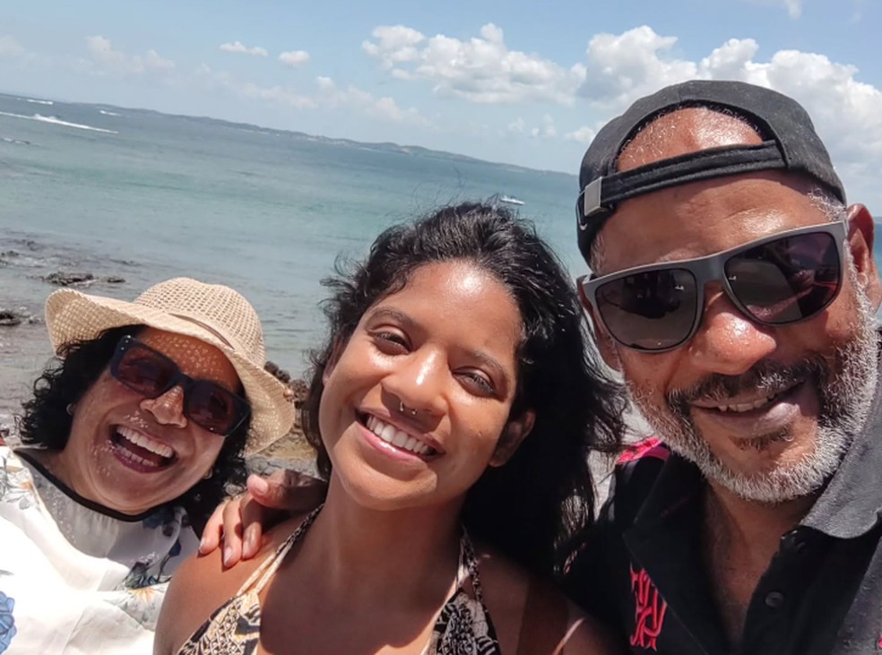 Publicitária Juliana Marins com os pais Manoel e Estela Marins — Foto: Reprodução