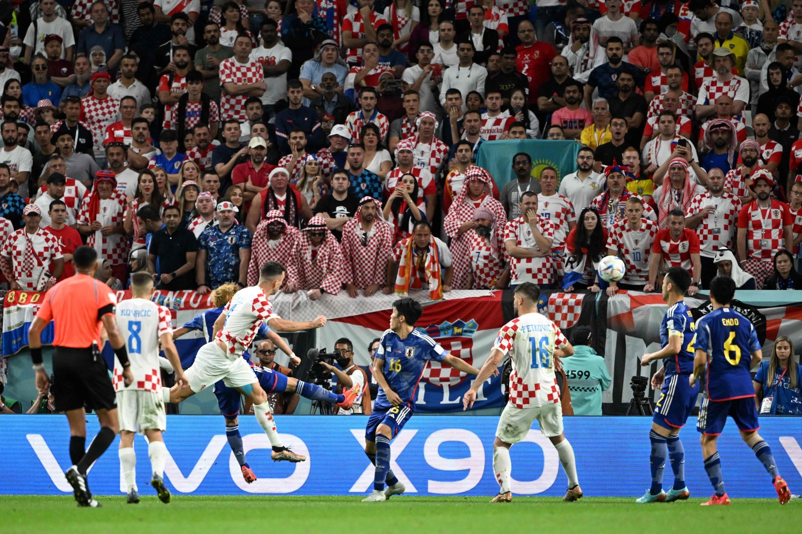 Perisic decola para cabeceada mortal contra o gol de Gonda — Foto: INA FASSBENDER/AFP