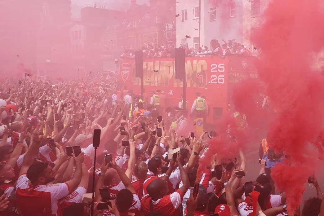 Comemoração do Arsenal pela Premier League leva mais de meio milhão de pessoas às ruas, após vice na Champions