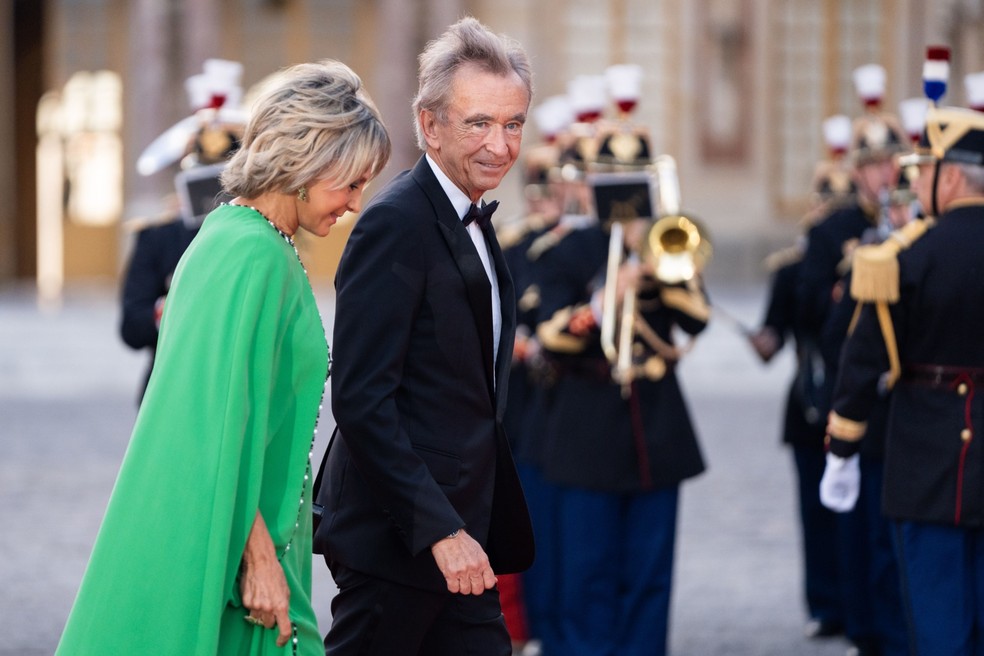 O bilionário francês Bernard Arnault, e sua mulher , a pianista francesa Helene Mercier-Arnault, chegam para participar de um banquete no Palácio de Versalhes — Foto: Nathan Laine/Bloomberg