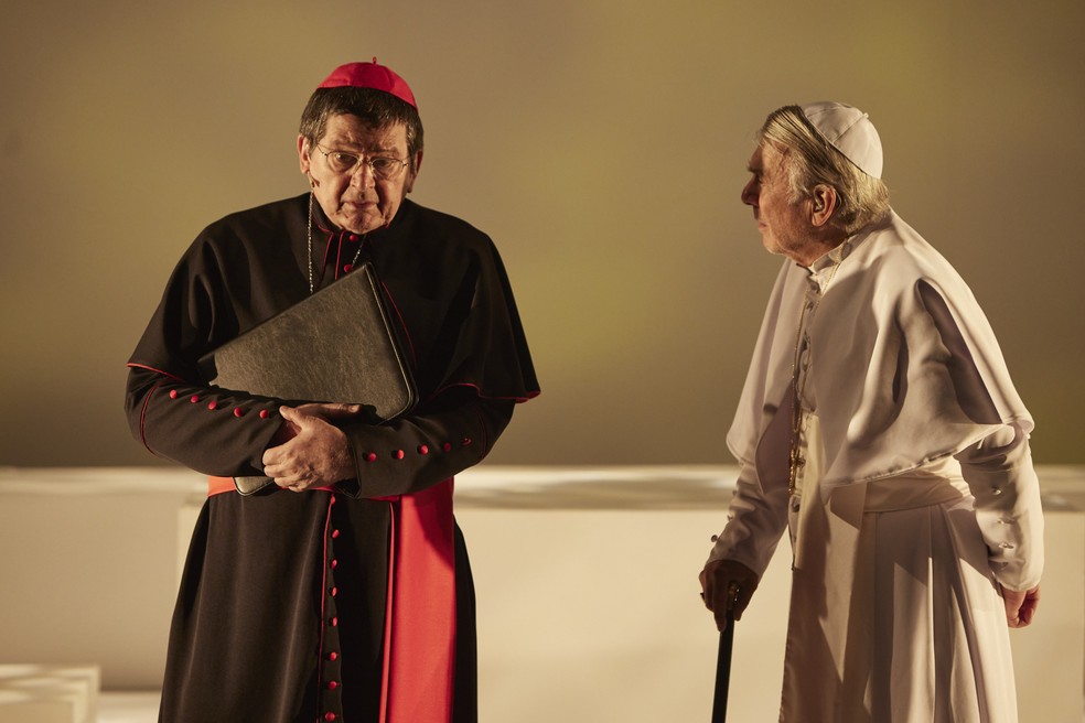 Celso Frateschi e Zécarlos Machado como Papa Francisco e Papa Bento XIV em cena de "Dois Papas" — Foto: Divulgação/Alê Catan