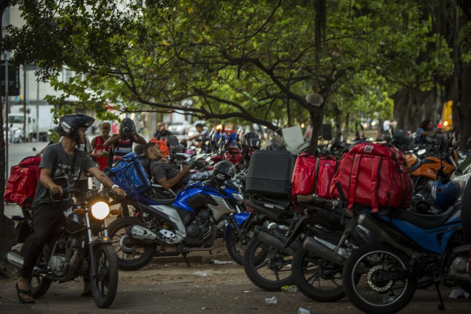 BRA 48 B, Grupo de senhores posando para fotografia em fren…