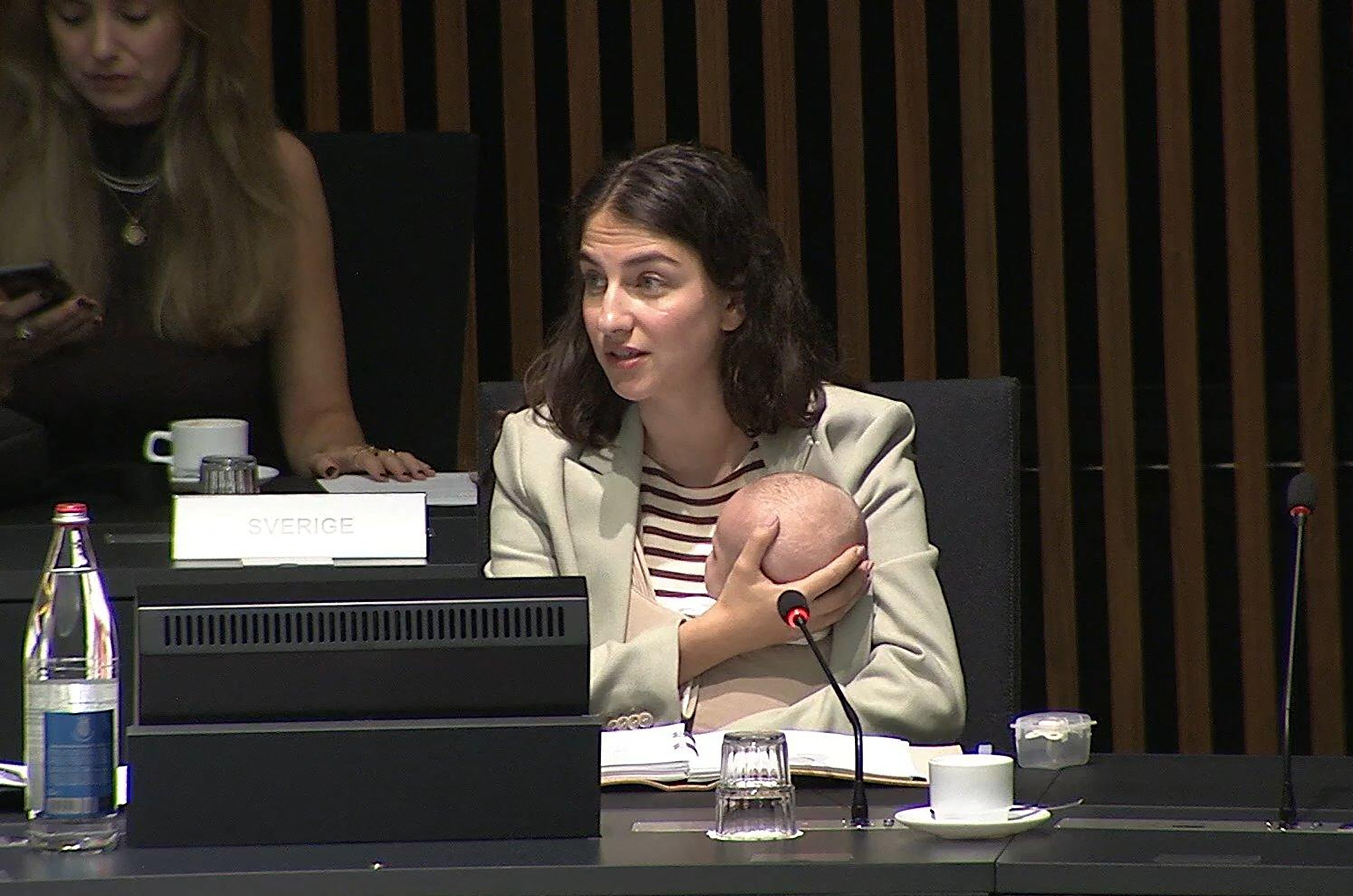 Bebê 'participa' de conselho da União Europeia: ministra sueca leva filho de 3 meses para reunião