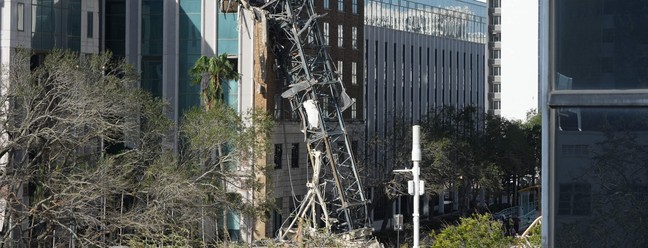 Uma grua desabou sobre um prédio no centro de São Petersburgo, na Flórida, após a passagem do Furacão Milton em 10 de outubro de 2024 — Foto: Bryan R. SMITH / AFP