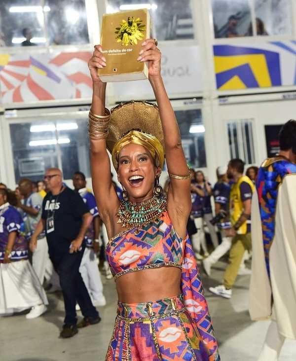 Taís Araújo volta a desfilar na Portela e comemora venda do livro 'Um  defeito de cor': 'Carnaval é um dos maiores meios de comunicação'