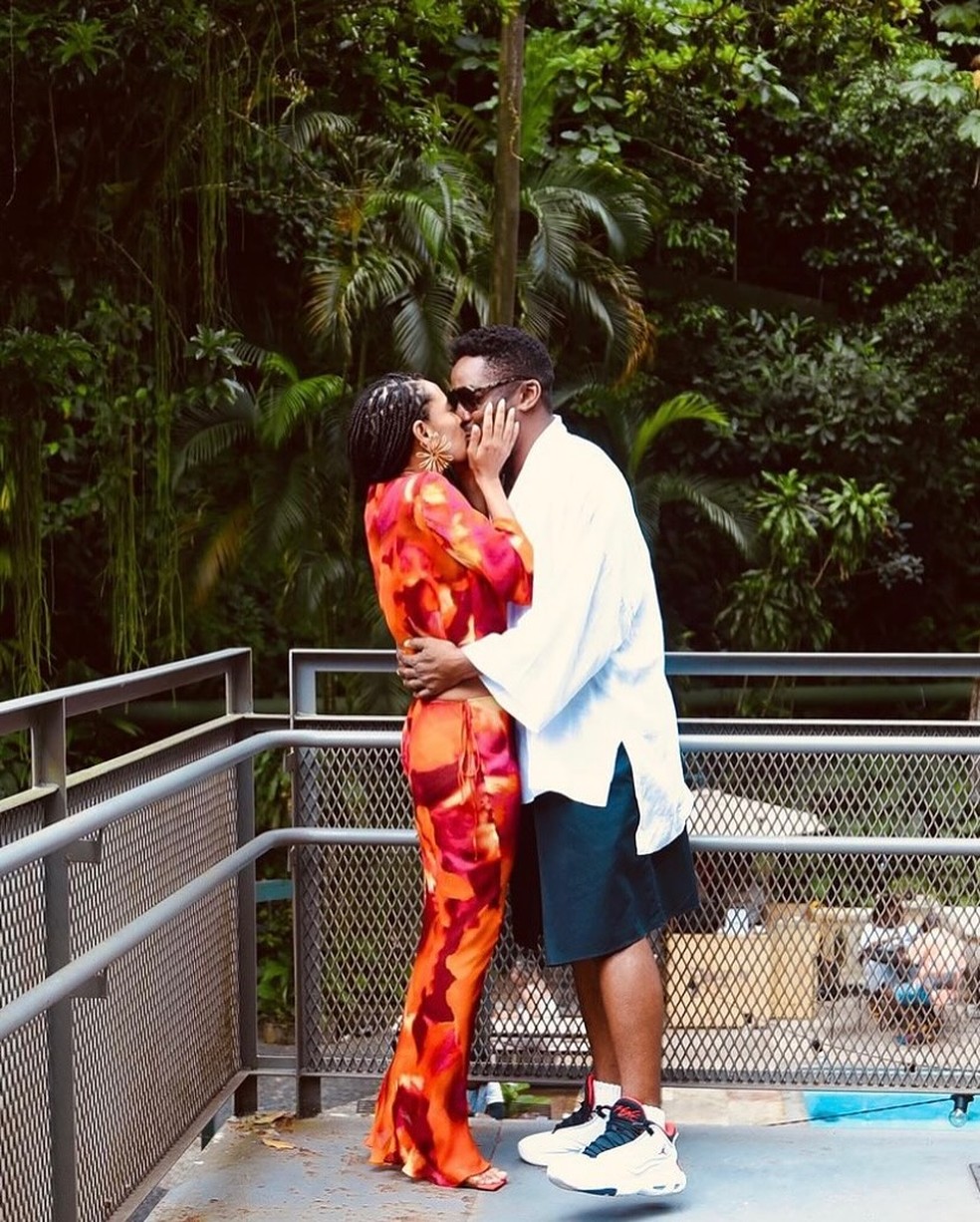 Um beijo apaixonado entre as fotos postadas pelo ator — Foto: Reprodução/Instagram