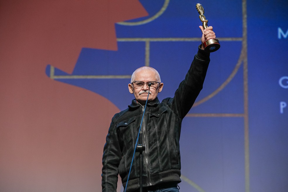Gero Camilo ganha prêmio de melhor ator por'Papagaios' — Foto: Edison Vara / Ag.Pressphoto / Divulgação