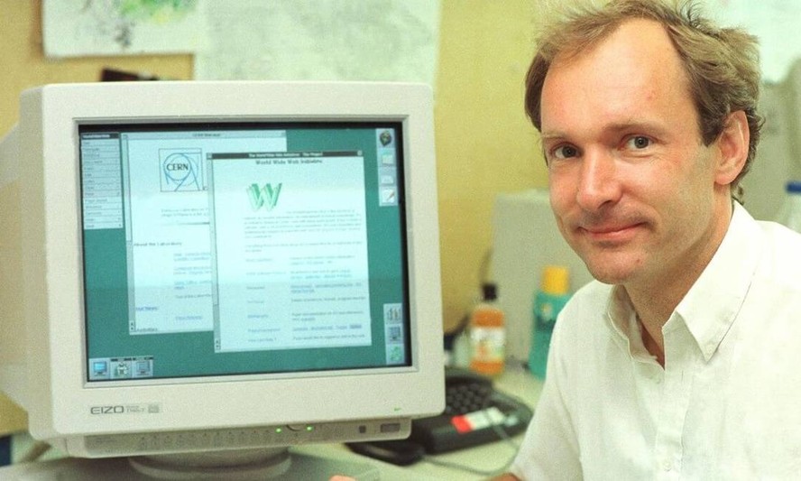 Tim Berners Lee nos laboratórios do Cern, onde o projeto da World Wide Web foi apresentado em 12 de março de 1989
