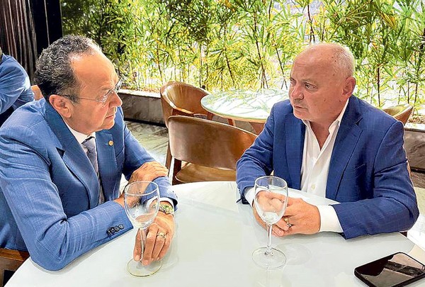 Na mira. Abraão Lincoln (à direita), chefe da CBPA, foi alvo da CPI do INSS: ele foi levado por Silas para reuniões com a cúpula do INSS antes de assinar acordo para fazer descontos — Foto: Reprodução/Facebook