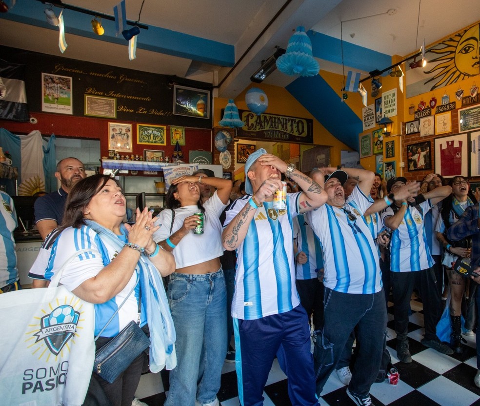Elivelton Silva (boné azul) e Renato Coudes (mãos sobre a cabeça) lamentam perda de pênalti por Messi — Foto: Edilson Dantas