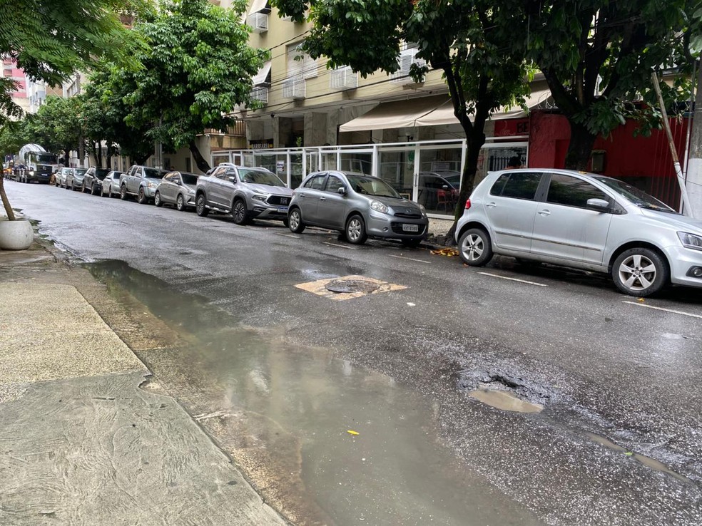 Esgoto jorra de bueiro na Rua Joaquim Távora, em Icaraí há mais de uma semana, segundo moradores — Foto: Filipe Bias